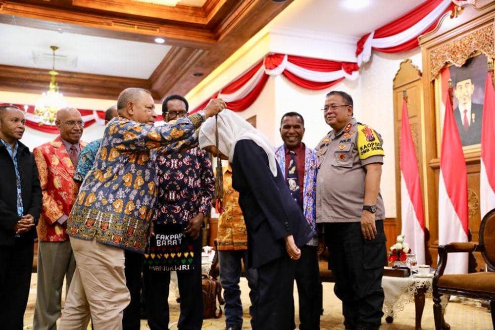 Usai Dapat Gelar Mama Papua, Khofifah Terima Noken dari Pendeta Papua