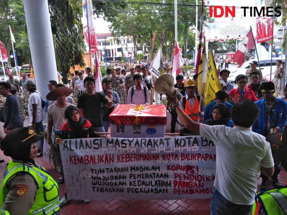 Hari Pertama Kerja, Kantor DPRD Balikpapan Diwarnai Demo Mahasiswa