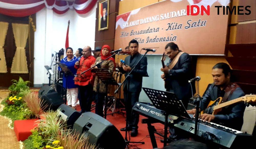Khofifah dan Lukas Enembe Bertemu, Kompak Nyanyi "Tanah Papua"