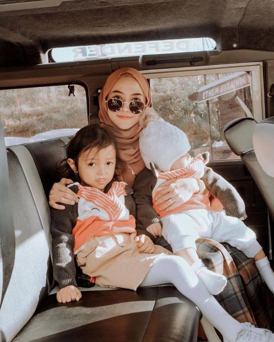 6 Gaya Berbusana Nisa Cookie, yang Stylish Meski Sudah Beranak Dua