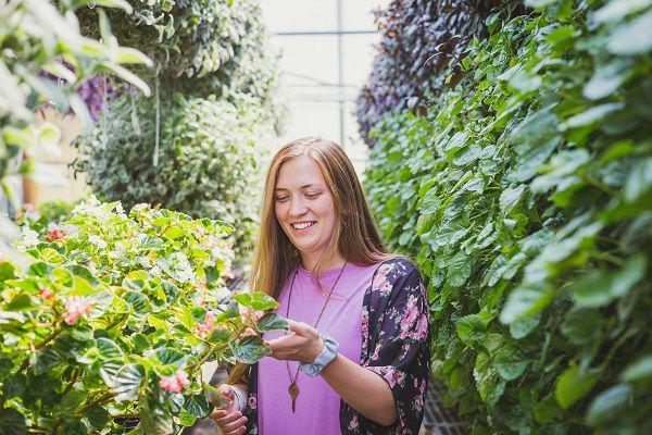 5 Pesona yang Dimiliki oleh Cewek Hobi Berkebun