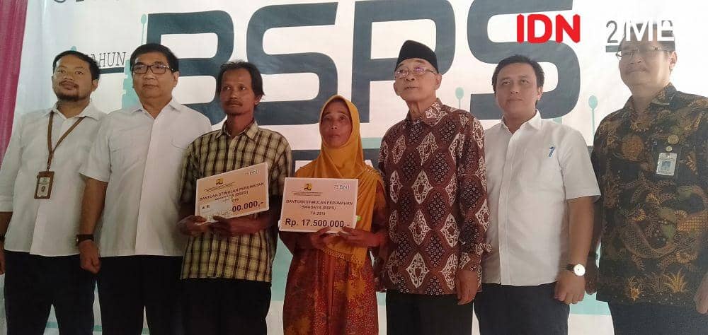 HM. Idham Sanawi menyerahkan BSPS kepada warga penerima program.(IDN Times/Daruwaskita)