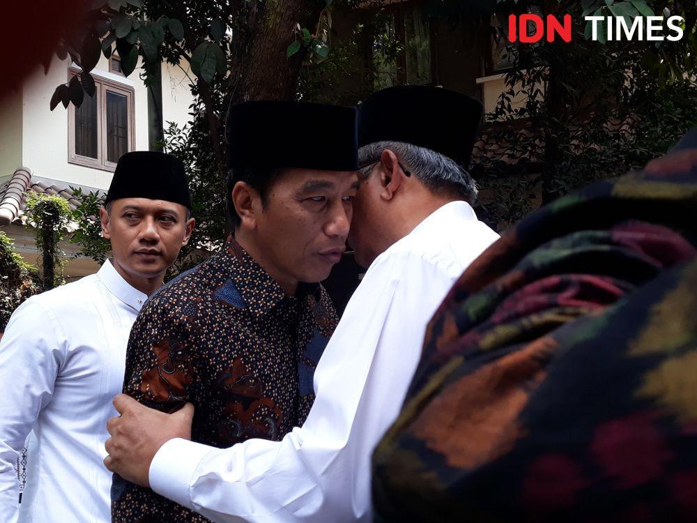 Takziah ke Cikeas, Jokowi Berlutut di Depan Jenazah Ibunda SBY