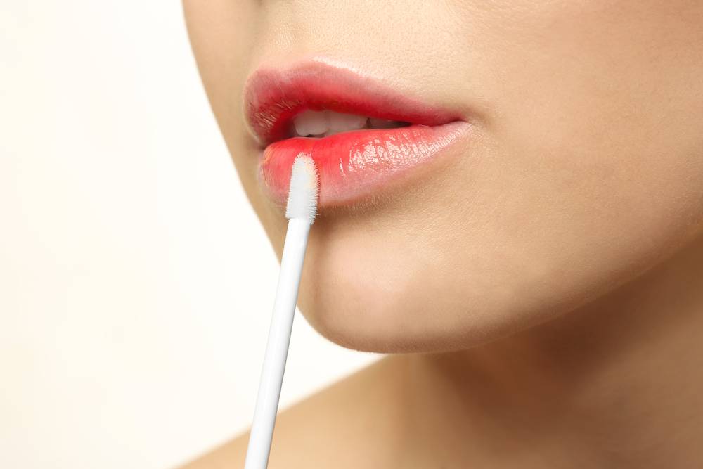 ilustrasi lip gloss (shutterstock.com/AfricaStudio)