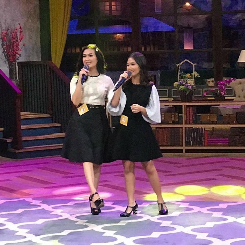 Bak Kakak Adik, Ini 9 Momen Kebersamaan Iis Dahlia dan Putrinya