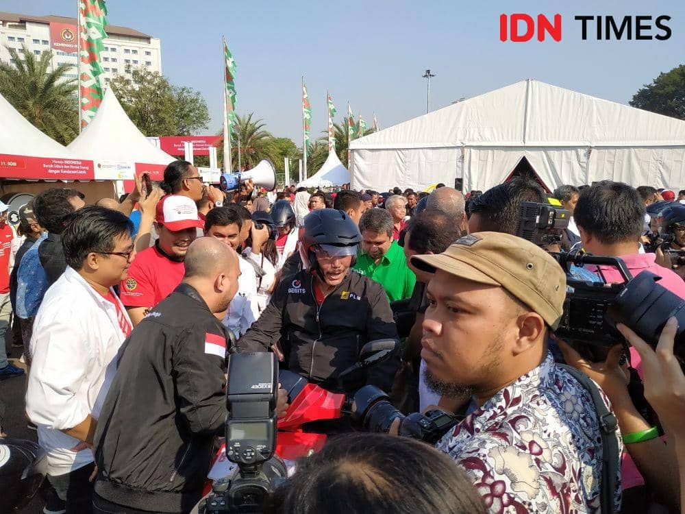 Ngeng! Para Menteri Jokowi Jajal Motor Listrik di Lapangan Monas