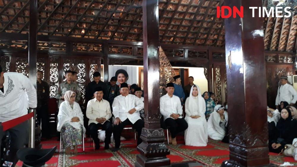 Jusuf Kalla dan Sandiaga Takziah ke Kediaman SBY