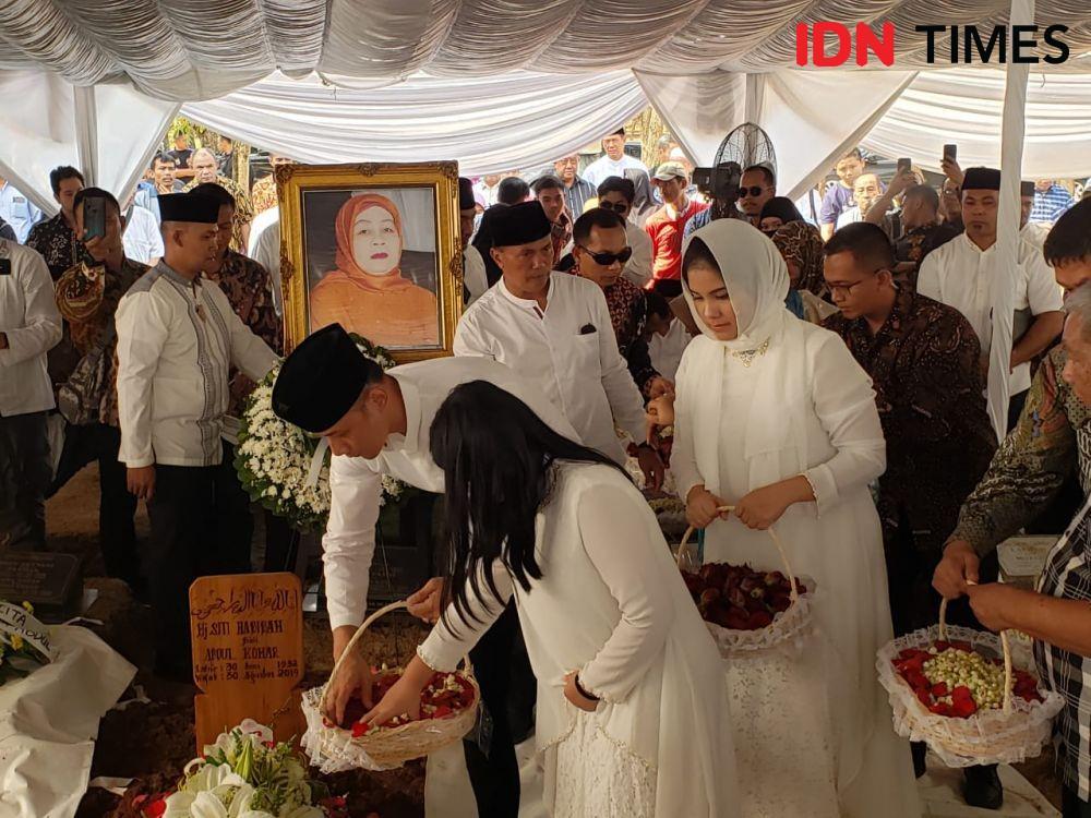 Tidak Hadiri Pemakaman Sang Nenek, Kemana Ibas dan Istrinya?