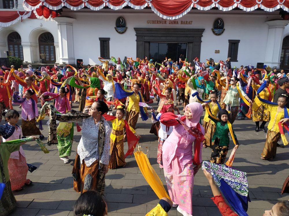 Kuatkan Kecintaan Budaya Lokal, 700 Perempuan Menari Tarian Ketuk Tilu