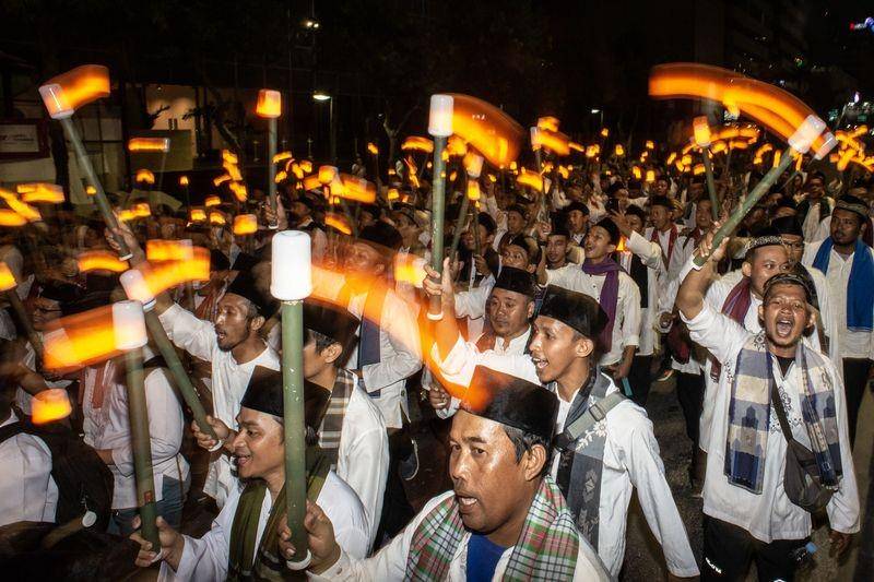 (Pawai obor elektrik di Jakarta Muharam Festival) ANTARA FOTO/Aprilio Akbar