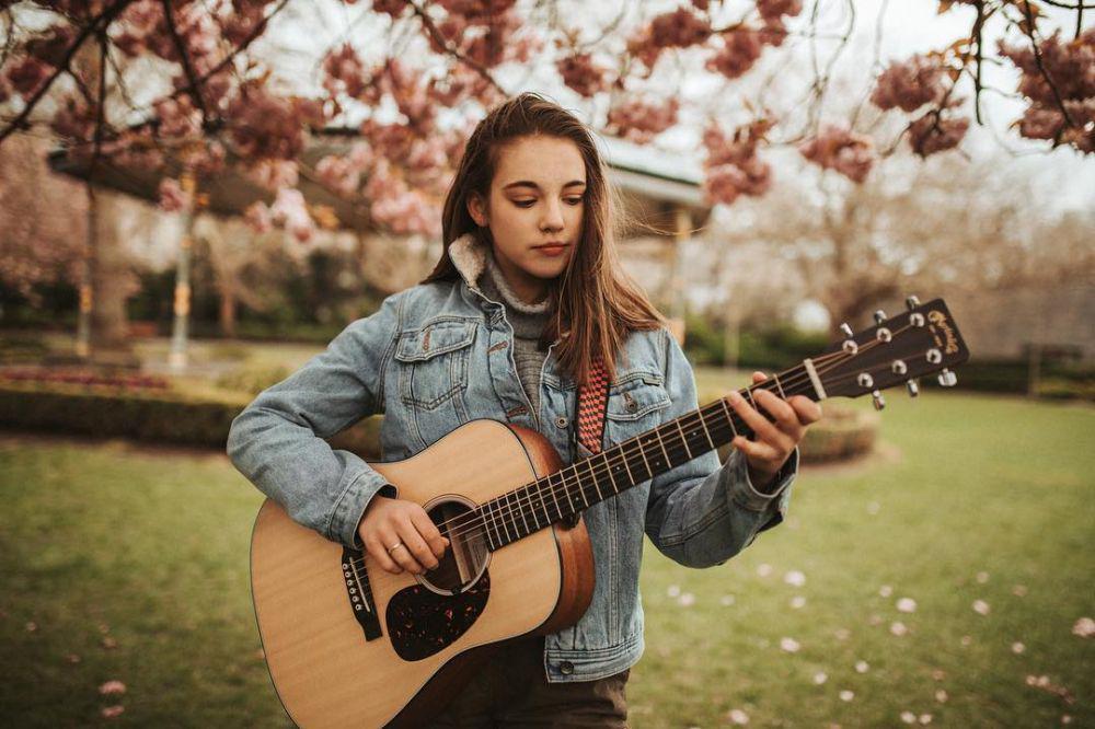 7 Fakta Allie Sherlock, Cover Singer Muda asal Irlandia yang Menawan