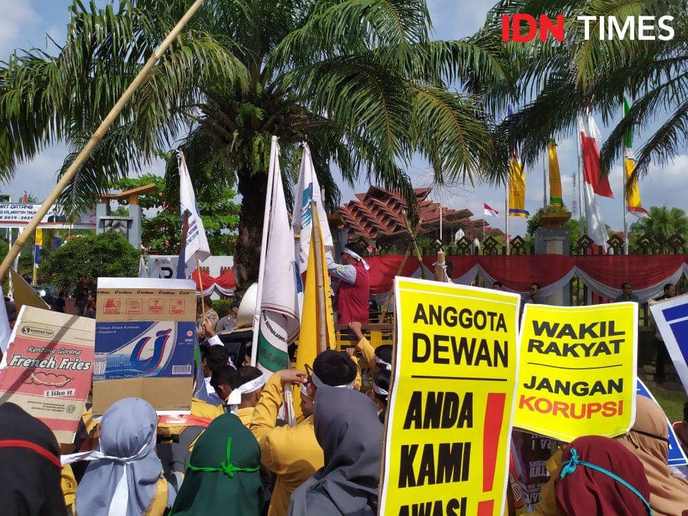 Mahasiswa Menyusup saat Pelantikan, Minta Dewan Tak Tidur saat Rapat