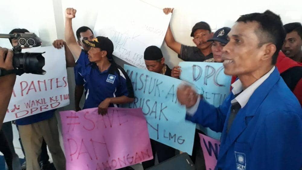 Kader Segel Kantor PAN Lamongan, Protes Penunjukan Wakil Ketua