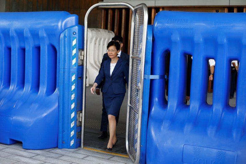 Carrie Lam keluar dari balik pembatas polisi yang mengelilingi kantornya untuk bertemu dengan pembuat petisi di Hong Kong pada 13 Agustus 2019. ANTARA FOTO/REUTERS/Thomas Peter