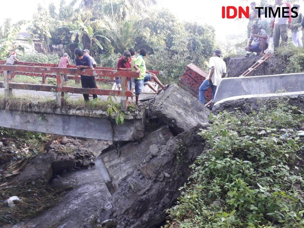 Ilustrasi jembatan putus (IDN Times/Handoko)
