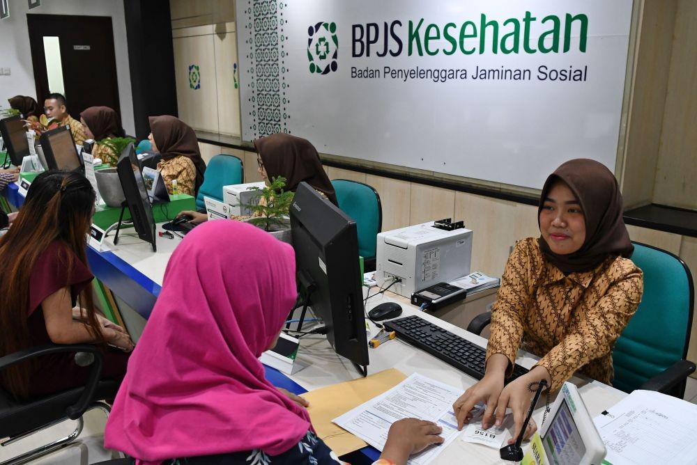 Petugas melayani warga di Kantor Pelayanan BPJS Kesehatan Jakarta Pusat, Matraman, Jakarta, Selasa (3/8/2019). ANTARA FOTO/Aditya Pradana Putra