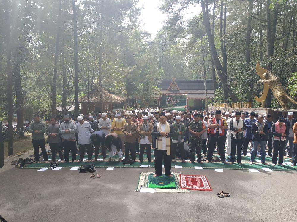 Ratusan Warga Gunung Tangkuban Parahu Salat Hajat Selama Sepekan