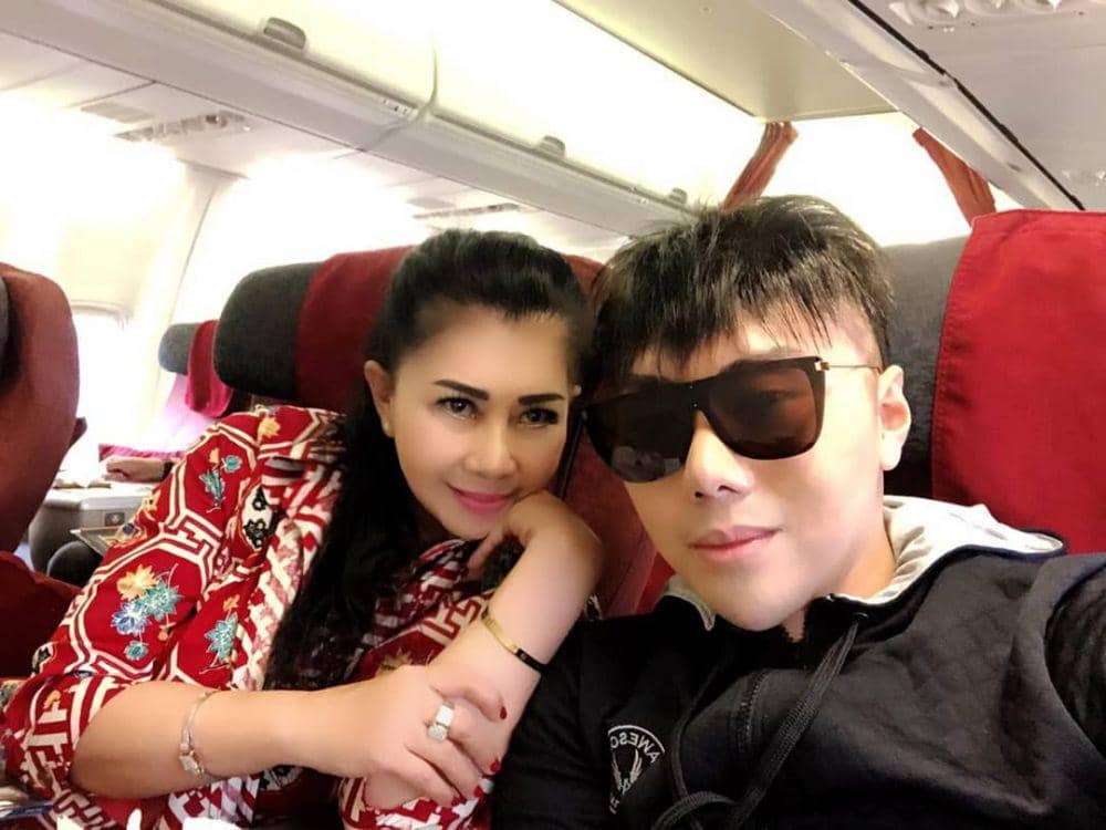 11 Potret Memesona Lany Chandrawaty, Ibunda Roy Kiyoshi yang Awet Muda
