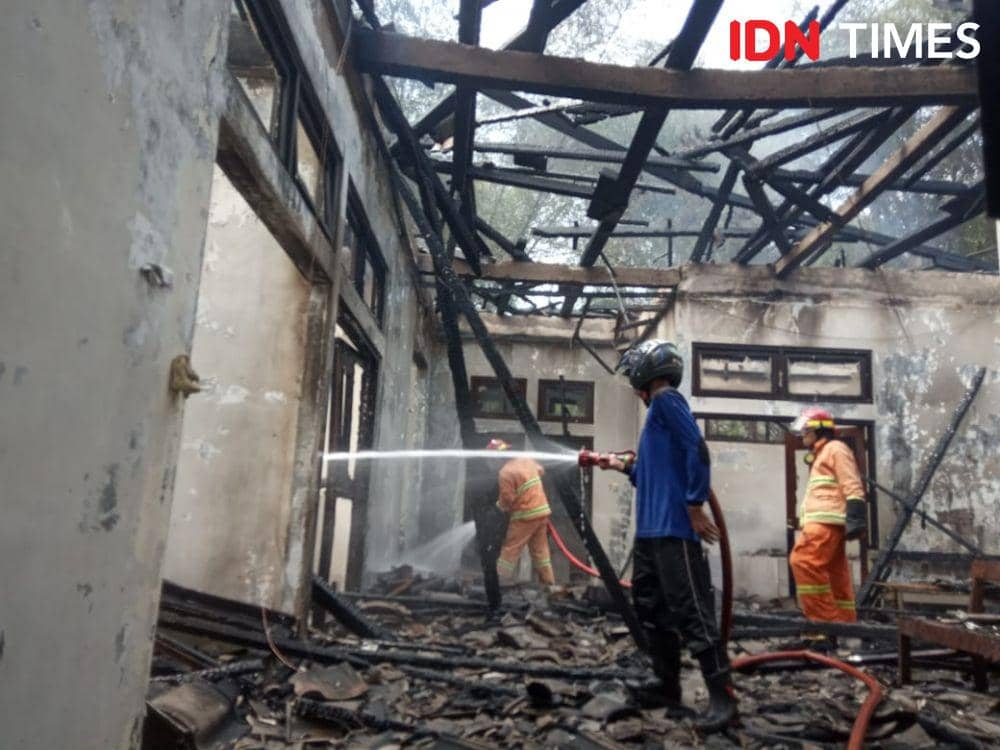 Disambar Api Sisa Pembakaran Sampah, Kamar Jenazah RSUD Ludes Terbakar