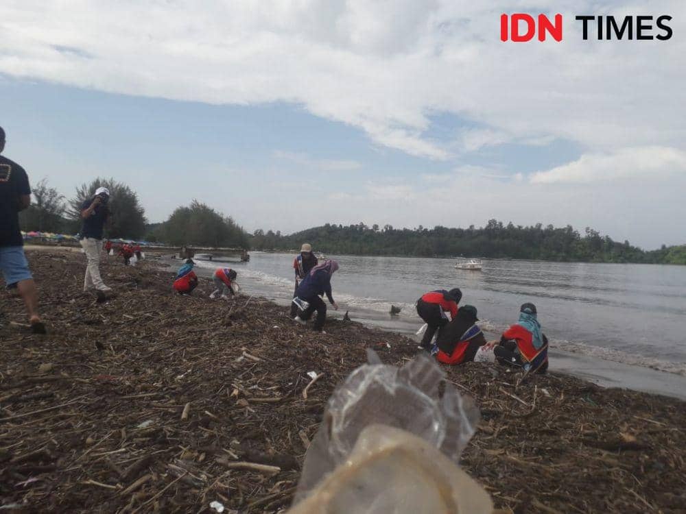 Patut Ditiru! Duta Wisata Bersihkan Sampah Plastik di Pantai Pandan