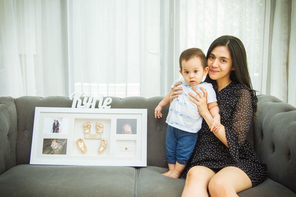10 Potret Keibuan DJ Una Saat Momong Sang Anak, Kyrie Arnatama