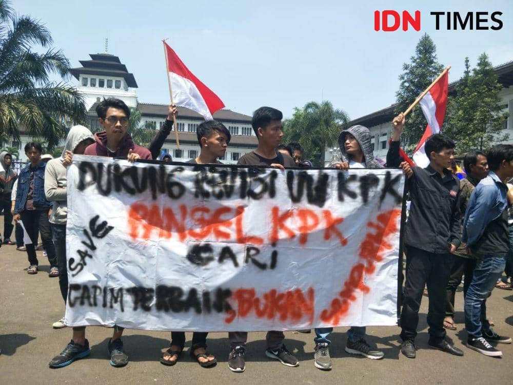 Dukung RUU KPK, Massa Sampaikan Aspirasi di Depan Gedung Sate