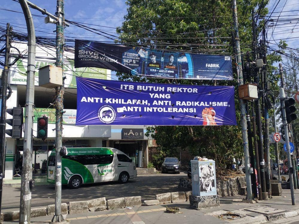Spanduk Bertuliskan Anti Khilafah Bagi Rektor ITB Terpasang di Bandung
