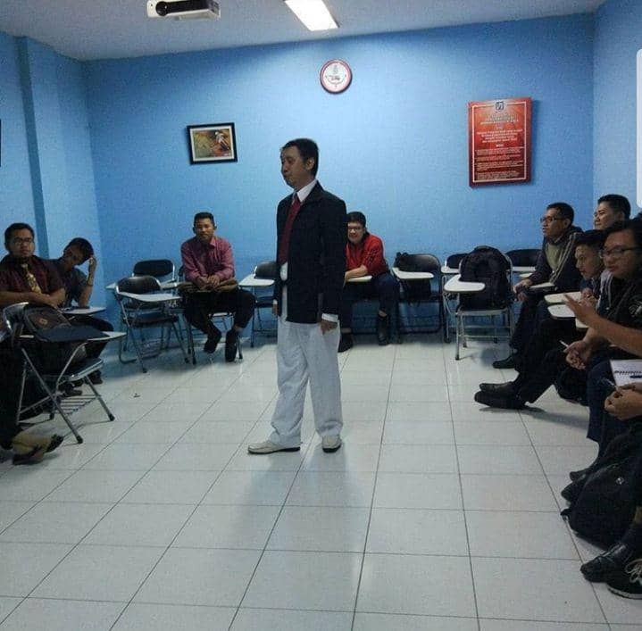 Kisah Inspiratif Seorang Tunanetra yang Berhasil Jadi Dosen Tetap