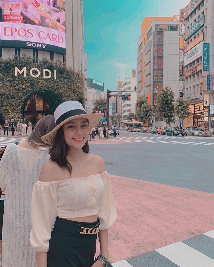 9 Ide Unik Pakai Topi untuk OOTD Kece Ala Selebgram Dara Arafah