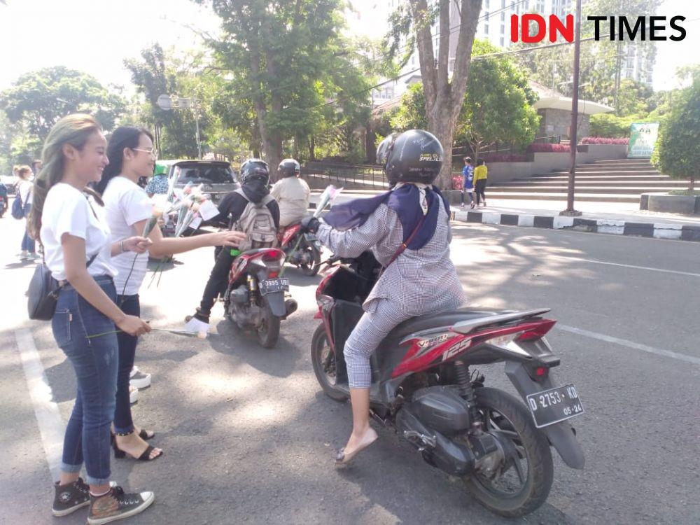 Ketika Aksi Dukung Revisi UU KPK Dilakukan Mojang Bandung