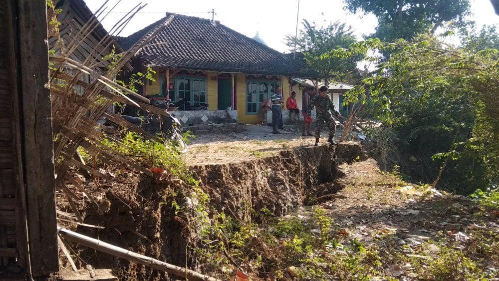 Puluhan Rumah di Bantaran Sungai Bengawan Solo Terancam Longsor