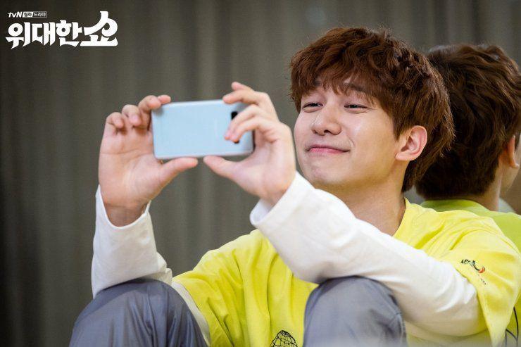 10 Potret Kece Hyuk, Pemeran Choi Jung-Woo di KDrama The Great Show