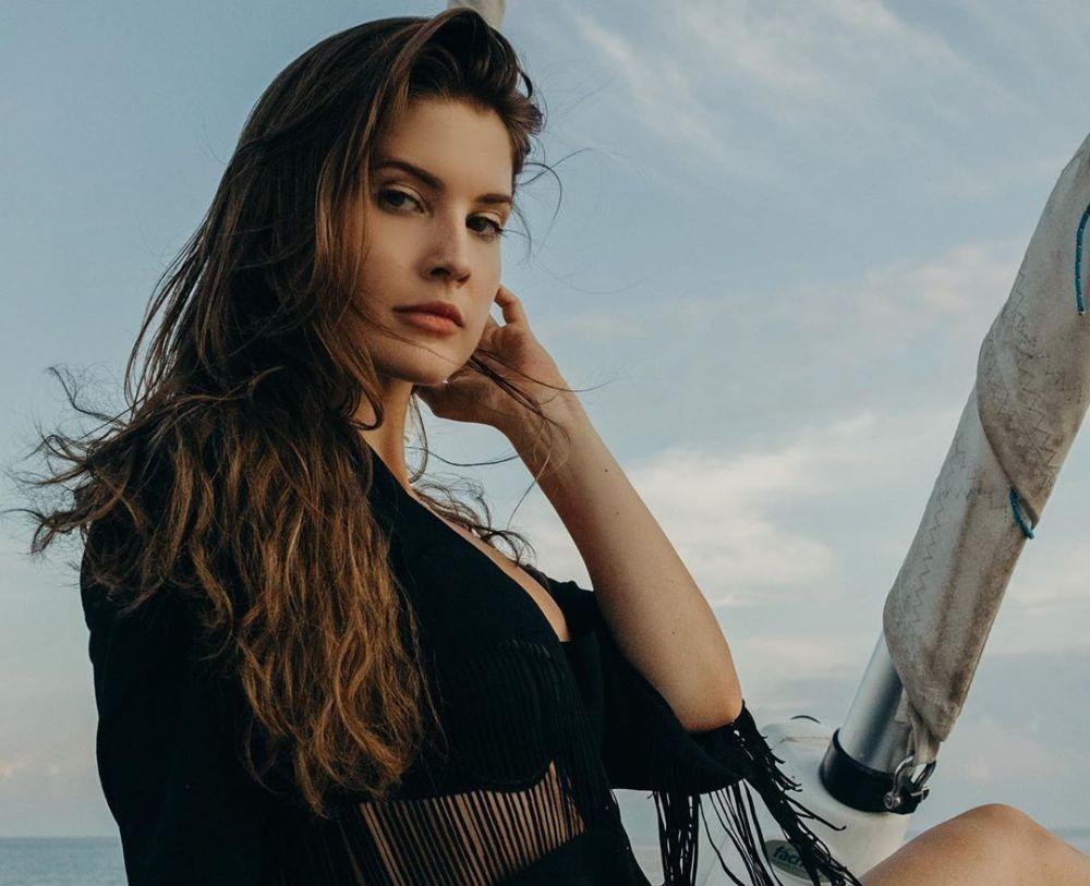 10 Pesona Amanda Cerny, Selebgram Terkenal Amerika yang Memikat!