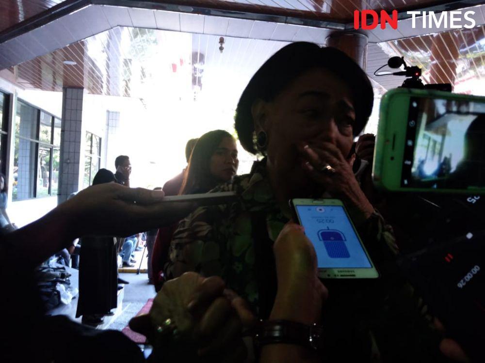 Aktris Senior Rima Melati Jenguk Habibie Sambil Bercucuran Air Mata