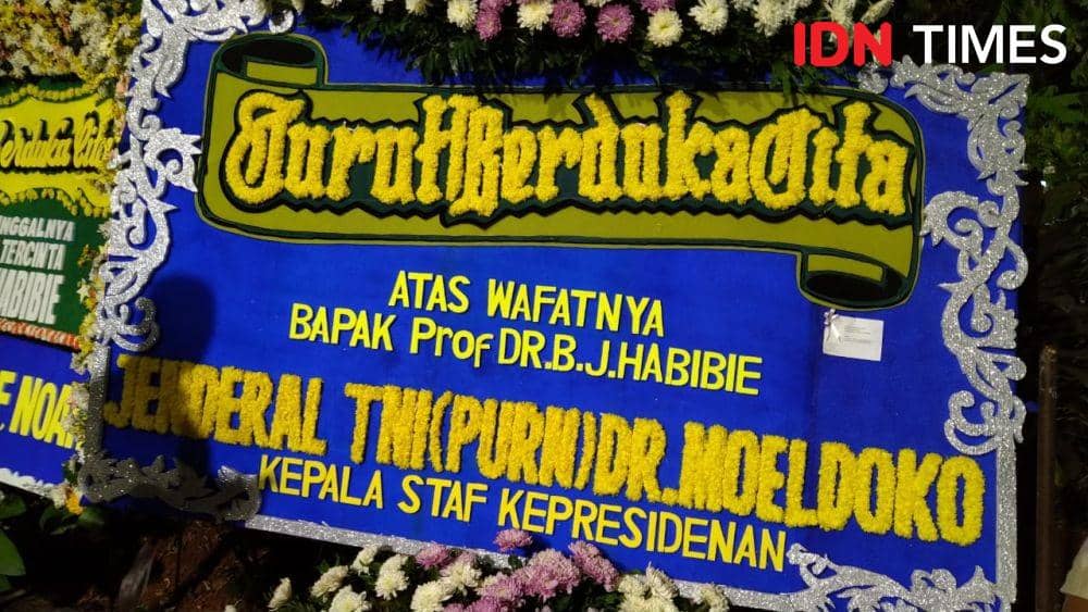 Habibie Wafat, Karangan Bunga Mulai Berdatangan ke Rumah Duka