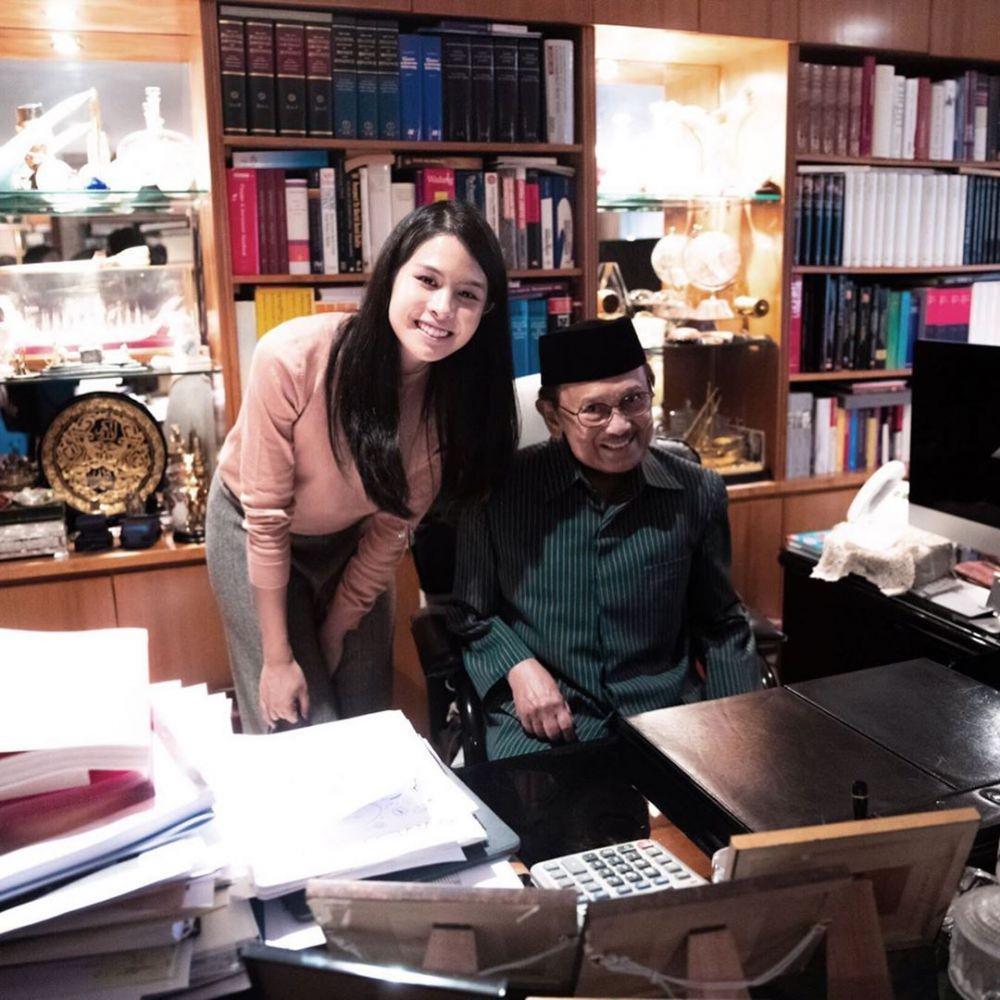 Kenangan Terindah, 10 Kedekatan Artis Indonesia dengan BJ Habibie