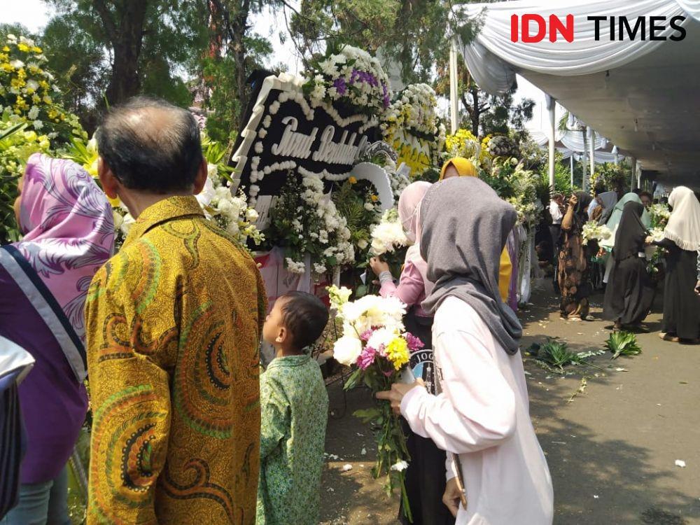 Ilustrasi karangan bunga. IDN Times/Dini Suciatiningrum