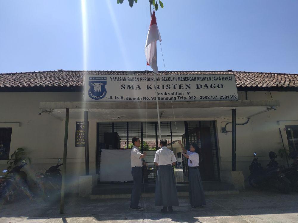 Bendera Setengah Tiang Berkibar di Sekolah Tempat Habibie-Ainun Bersua