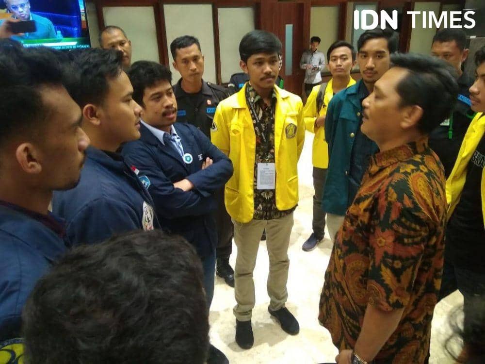 Mahasiswa Pasang Poster 'SOS' Saat Firli Bahuri Fit & Proper Test