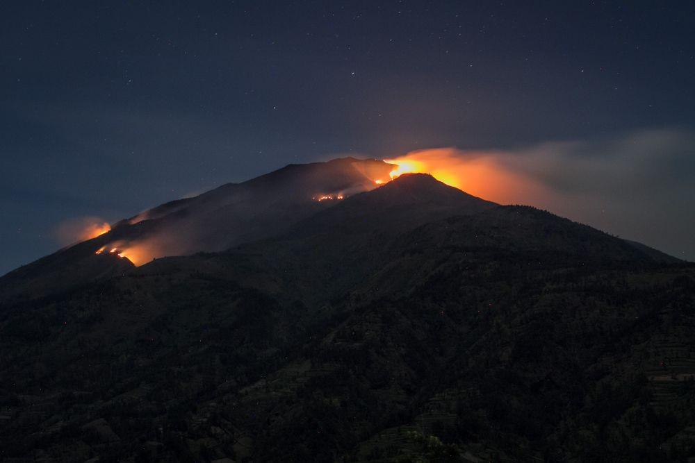 Pemadaman Kebakaran Gunung Merbabu Pakai Heli Water Bombing Senin Pagi