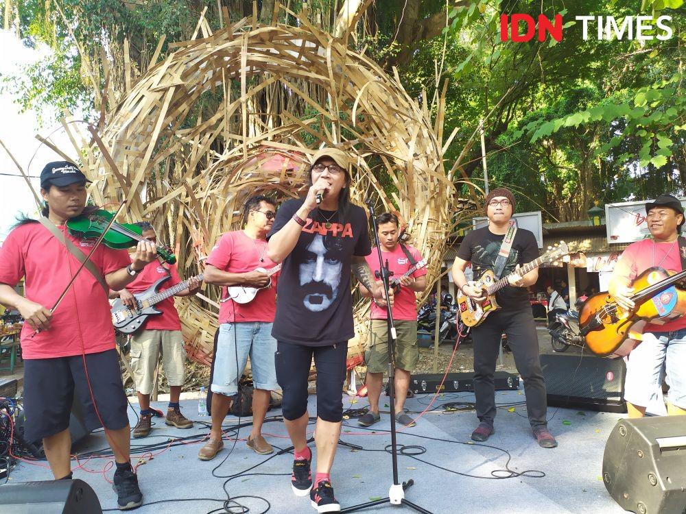 Penyanyi Roy Jeconiah Mendadak Manggung Bareng Grup Keroncong