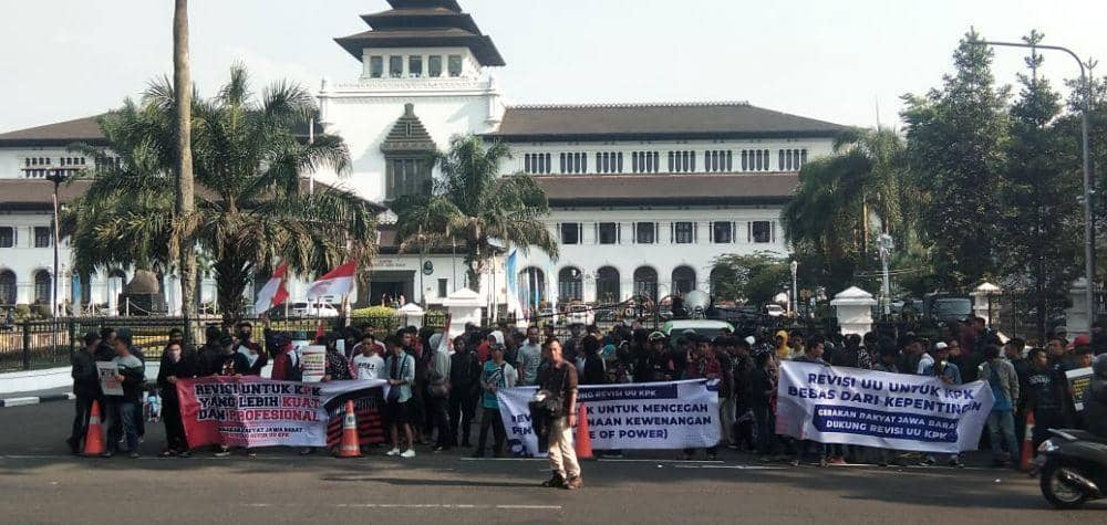 RUU KPK Disetujui Jokowi, Pendukung Euforia di Depan Gedung Sate