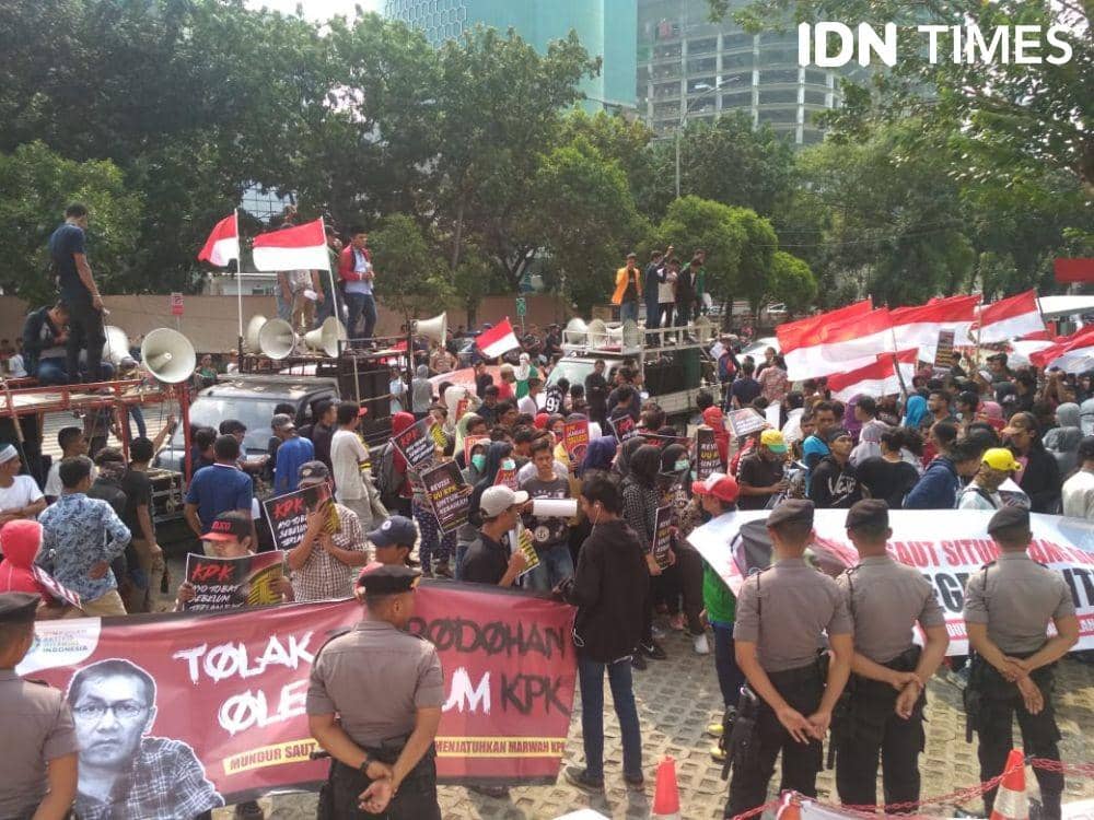 (Massa tiba di depan gedung KPK dengan membawa tiga mobil komando) IDN Times/Aldzah Fatimah