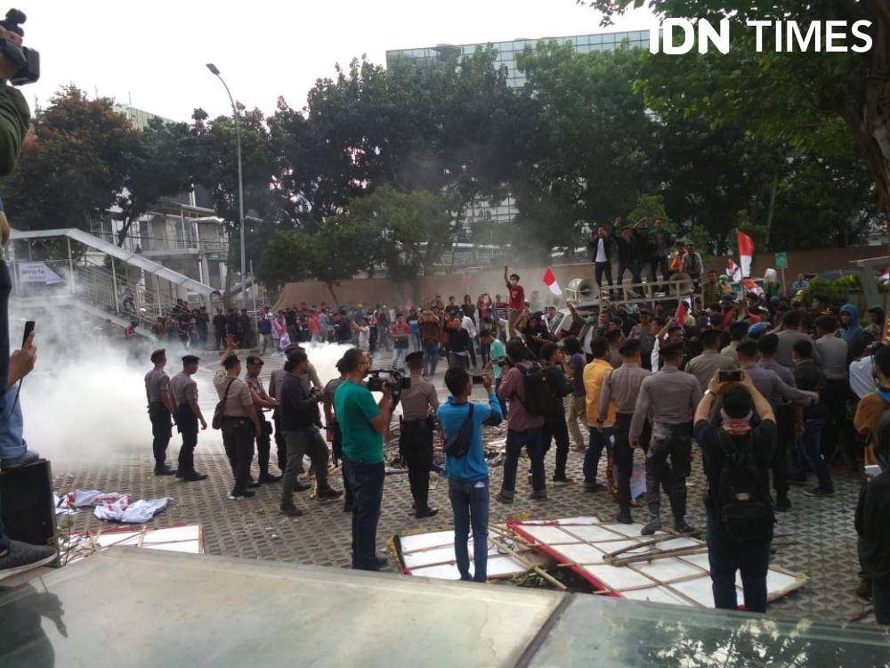 (Aksi demonstrasi di depan gedung KPK) IDN Times/Aldzah