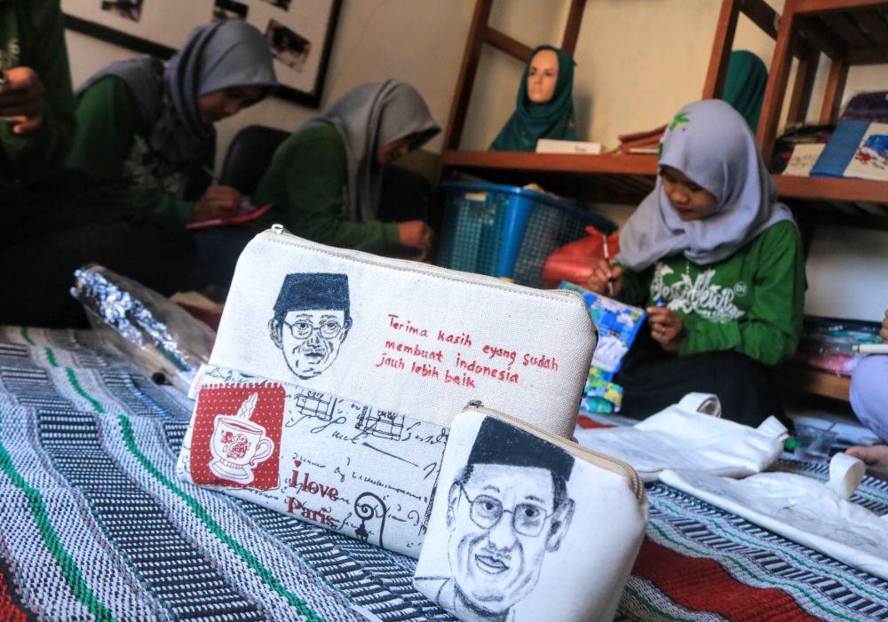 Emak-emak di Malang Lukis Payung dan Dompet dengan Motif Habibie
