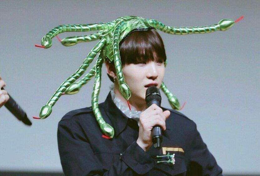 7 Aksesoris Kepala Anti-mainstream dari Fans untuk Idol KPop