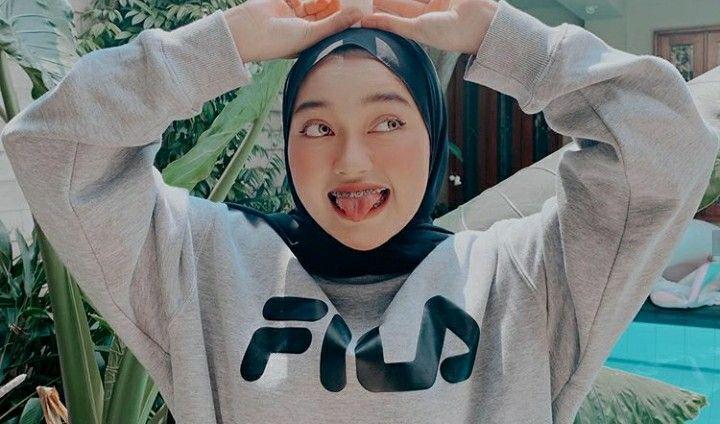 9 Gaya Mahasiswa Baru ala Indira Kalistha, Cocok untuk Hijaber