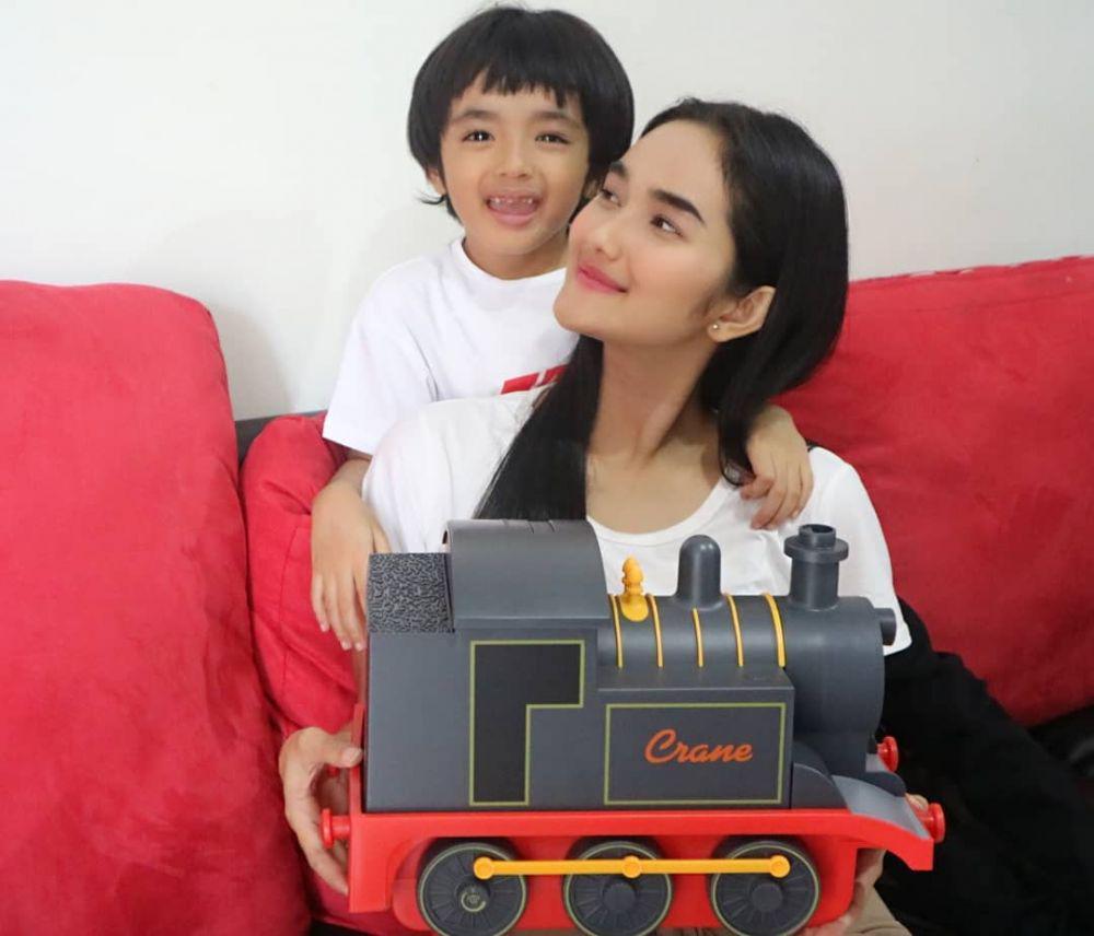 Bak Kakak Adik, Ini 12 Potret Faby Marcelia dan Sang Anak