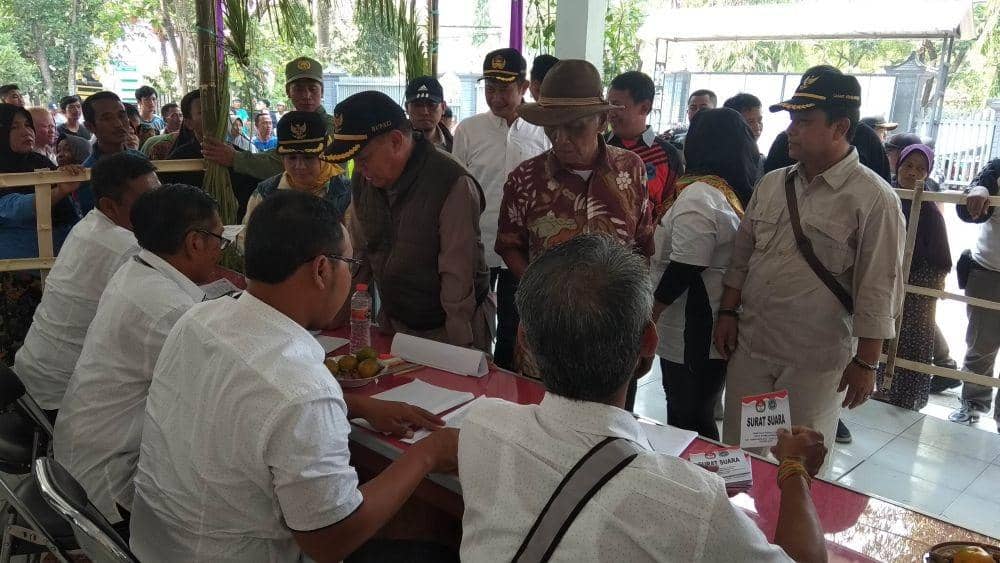Ingin Menang Pilkades, Calon Sebar Garam dan Datang Lebih Awal ke TPS