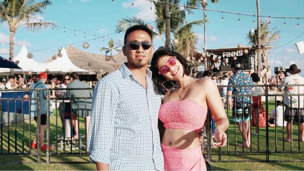 Bak Masih Pacaran, 10 Potret Mesra Fanny Ghassani & Suami yang Gemesin